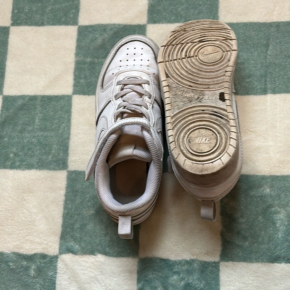 White youth Nike shoes. - Picture 1 of 11